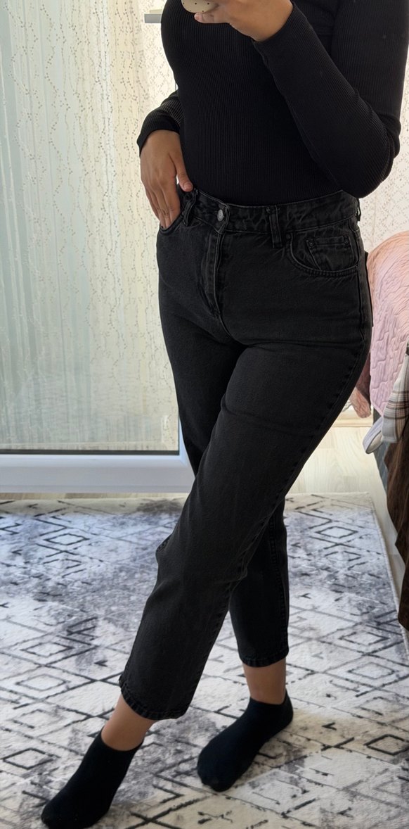 Yüksek Bel Siyah Denim Jean  Şıklık ve Rahatlık Bir Arada — görsel 4/5