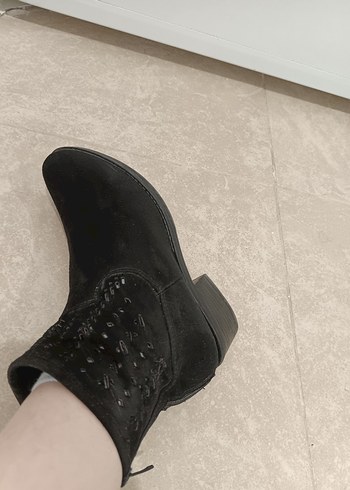 Siyah Süet Tokalı Topuklu Kadın Bot