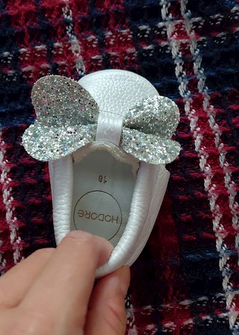 Pullu Fiyonk Detaylı Beyaz Bebek Ayakkabısı - Görsel 5