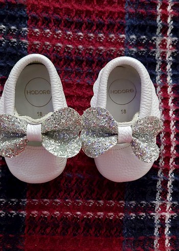 Pullu Fiyonk Detaylı Beyaz Bebek Ayakkabısı - Görsel 2