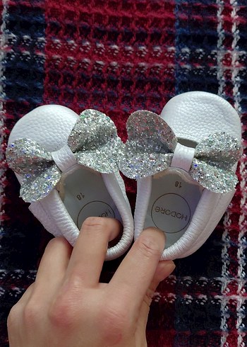 Pullu Fiyonk Detaylı Beyaz Bebek Ayakkabısı - Görsel 3