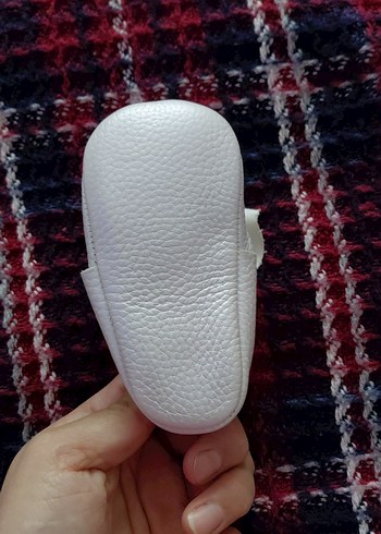 Pullu Fiyonk Detaylı Beyaz Bebek Ayakkabısı - Görsel 4