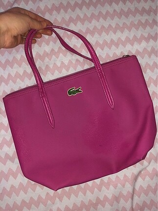 Lacoste canta