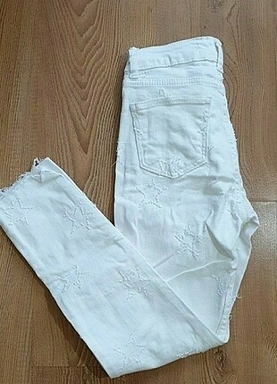 Beyaz yıldız detaylı jean pantolon
