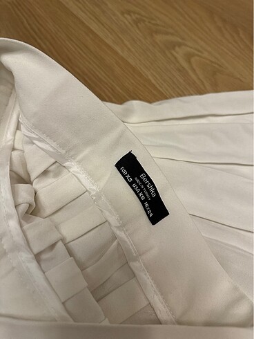xs Beden beyaz Renk Pileli mini etek BERSHKA