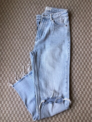 Stradivarius Diz Yırtık Mom Slim Jean