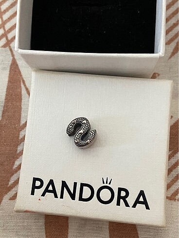 Beden Pandora S harfli charm
