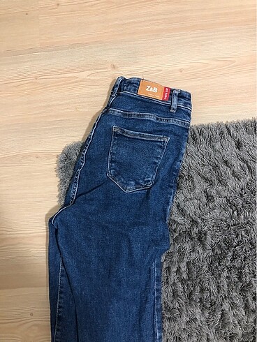 Zara Dar paça jean