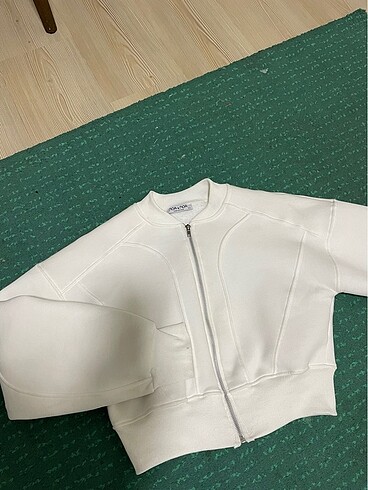 Beyaz fermuarlı crop sweatshirt