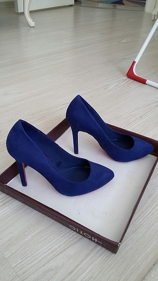 İnce topuklu stiletto ayakkabı.