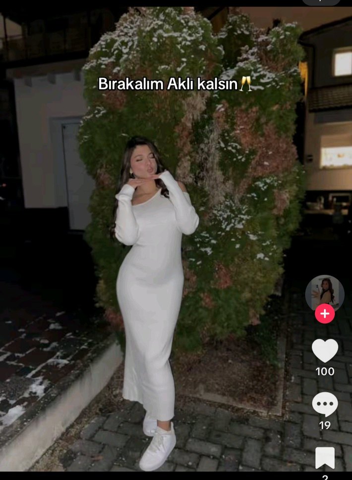 Beyaz Asimetrik Omuzlu Uzun Elbise - Görsel 4