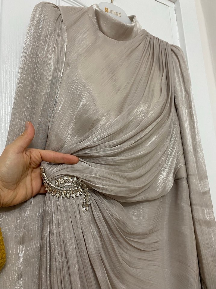 Beyaz Drapeli Uzun Kadın Takım Elbise - Görsel 4