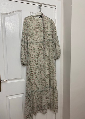 Uzun Kollu Beyaz Çiçekli Fırfırlı Elbise - Görsel 2