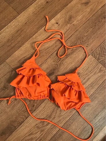 Bikini üstü fırfırlı