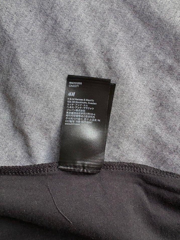 Şıklık ve Rahatlık H&M: Siyah Kolsuz Crop ve Mini Etek — görsel 3/4