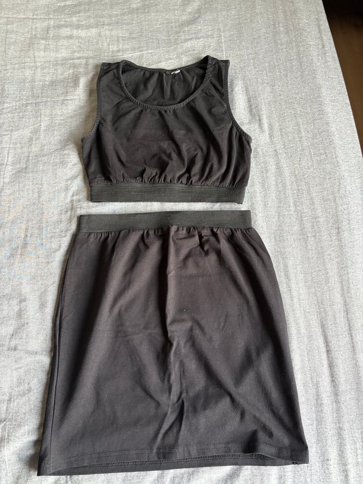Şıklık ve Rahatlık H&M: Siyah Kolsuz Crop ve Mini Etek — görsel 2/4