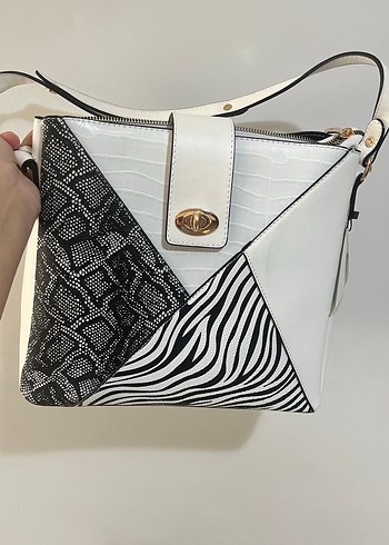 Zebra Desenli Tokalı Kadın Deri Çanta - Görsel 3