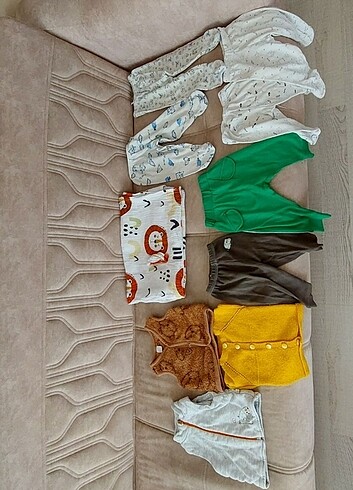 Karışik bebek kiyafeti