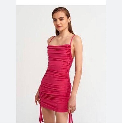 Pembe elbise
