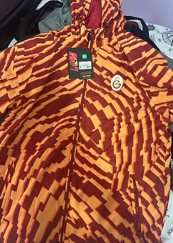 Nike Canli Geometrik Desenli Kapusonlu Mont