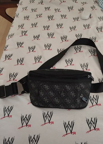 Guess Sik Siyah Monogramli Capraz Canta