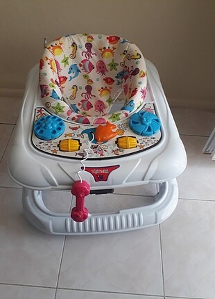 Beyaz yeni bebek yürüteç