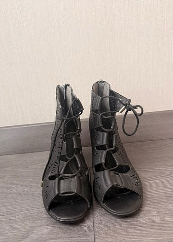 Diğer Sik Siyah Bilekten Baglamali Sandalet