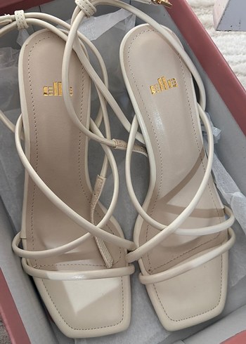Elle Minimal Ekru Kare Topuklu Sandalet