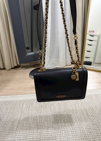 Guess Siyah Zincirli Mini Canta
