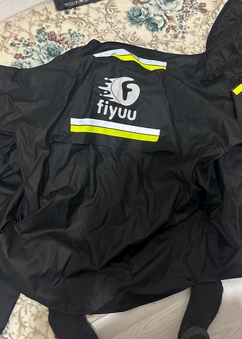 Puma Fiyuu Siyah Kapusonlu Yagmurluk