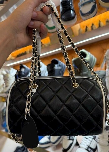 Chanel Siyah Kapitoneli Deri Omuz Canta