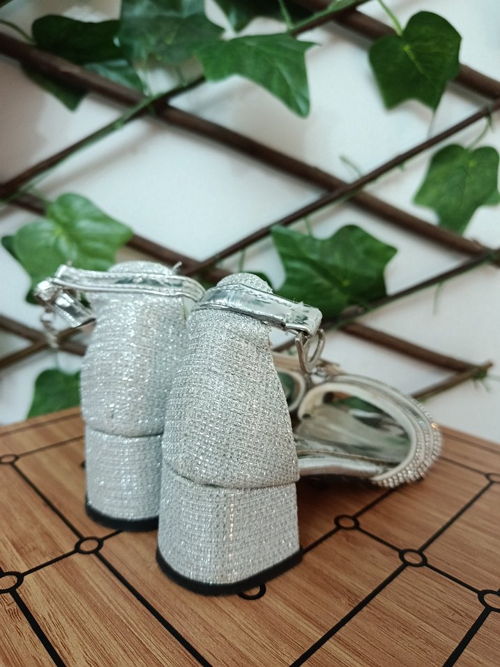 Taşlı Gümüş Topuklu Sandalet — görsel 3/5