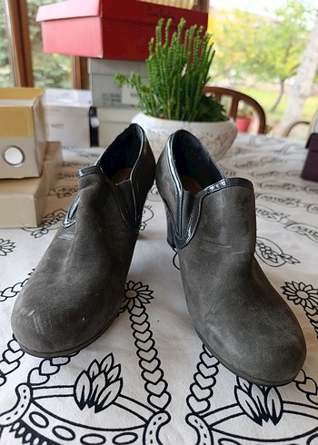 Clarks Koyu Gri Suet Bilekli Kadin Ayakkabi 40 Numara