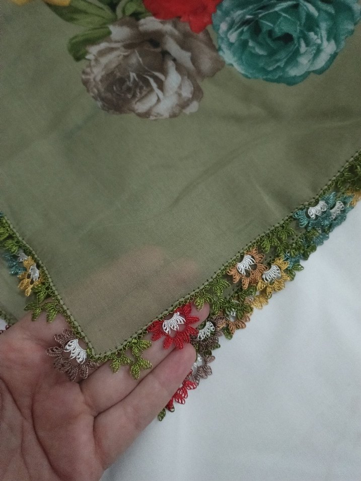 Romantik Gül Desenli Haki Kare Eşarp — görsel 3/3