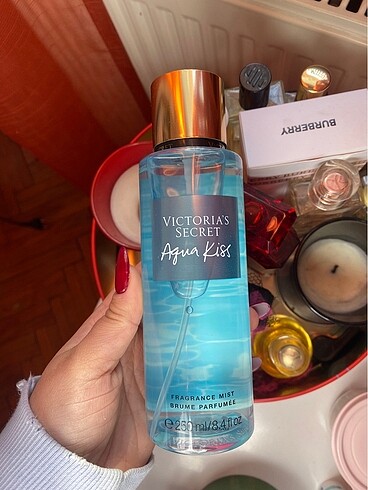 Victoria aqua kiss