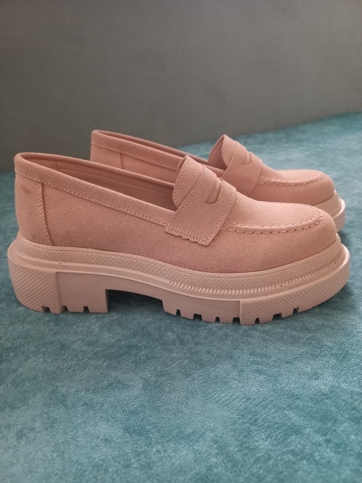 Pudra Pembe Süet Loafer  Şıklık ve Rahatlık Bir Arada — görsel 3/5
