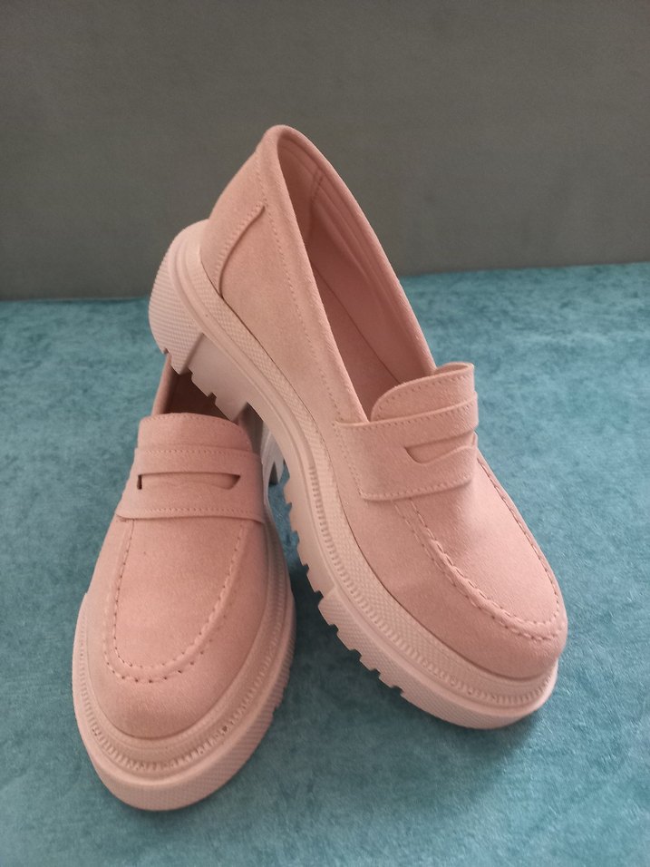 Pudra Pembe Süet Loafer  Şıklık ve Rahatlık Bir Arada — görsel 2/5