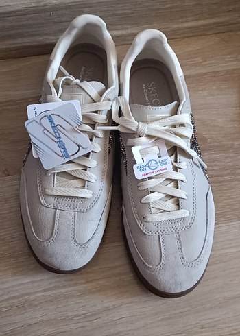 Skechers Ekru Suet Sneaker