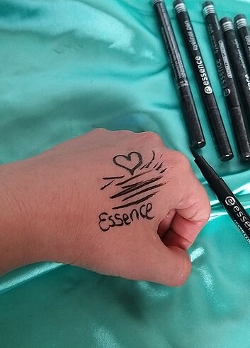 Essence Keçeli Eyeliner 