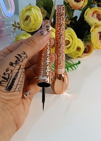 Kıl Uçlu Eyeliner