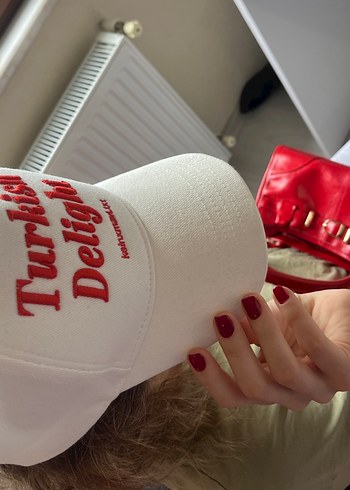 Mavi Trend Beyaz Kirmizi Yazili Sik Sapkamiz