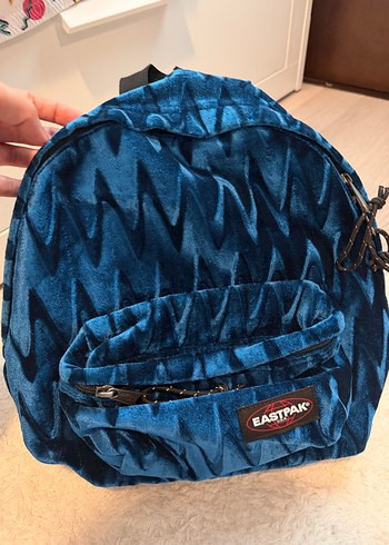 Eastpak Mavi Kadife Mini Sirt Cantasi