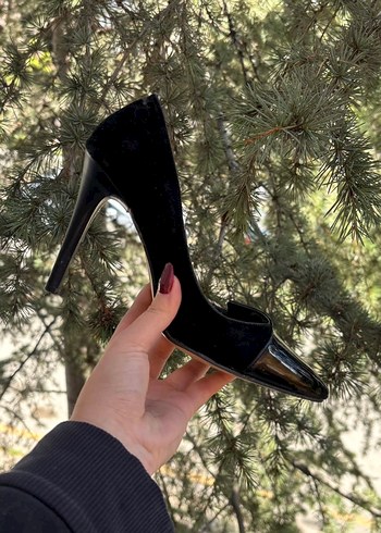 Diğer Sikligin Simgesi Siyah Stiletto