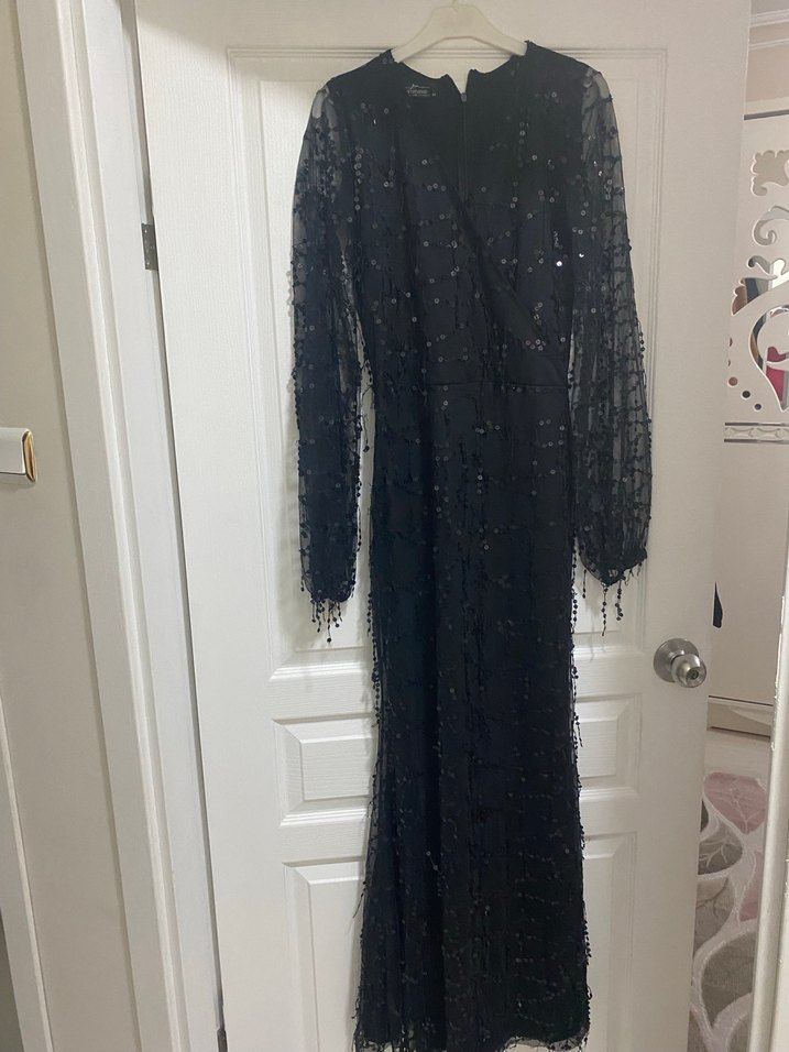 Uzun Kollu Siyah İşlemeli Gotik Abiye - Görsel 3