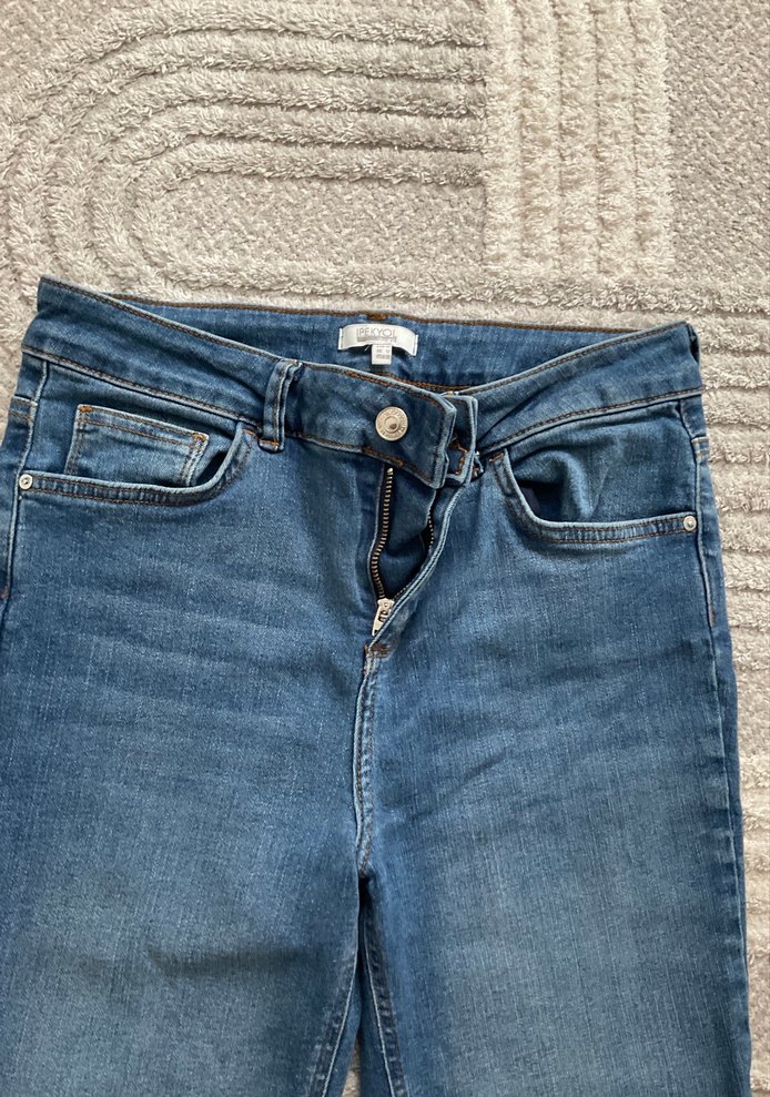 Koyu Mavi Dar Kesim Denim Jean — görsel 2/5