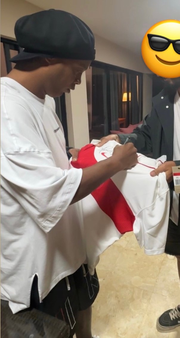Ronaldinho imzalı, L beden Türkiye forması. — görsel 2/2