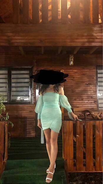 Su yeşili tüllü elbise