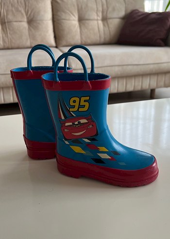 Erkek çocuk yağmur botu