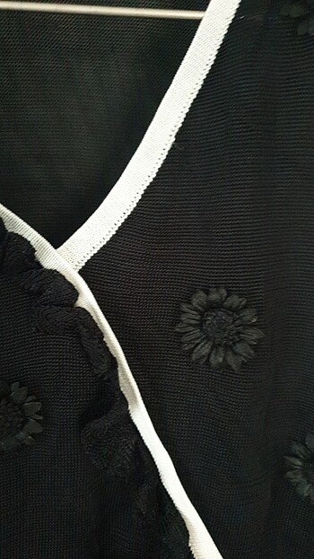 m Beden siyah Renk Perlina çiçekli ve fırfır detaylı rayon üst