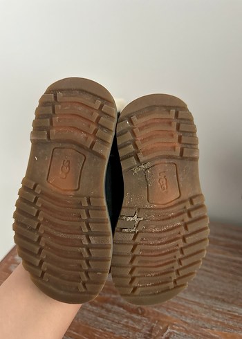 25 Beden siyah Renk ugg 25 numara